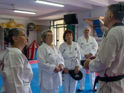 �In questo modo si � conclusa la prima parte della lezione - avverte Dellino - ma ora inizia il bello. Adesso ci eserciteremo nei colpi, l�essenza del taekwondo�